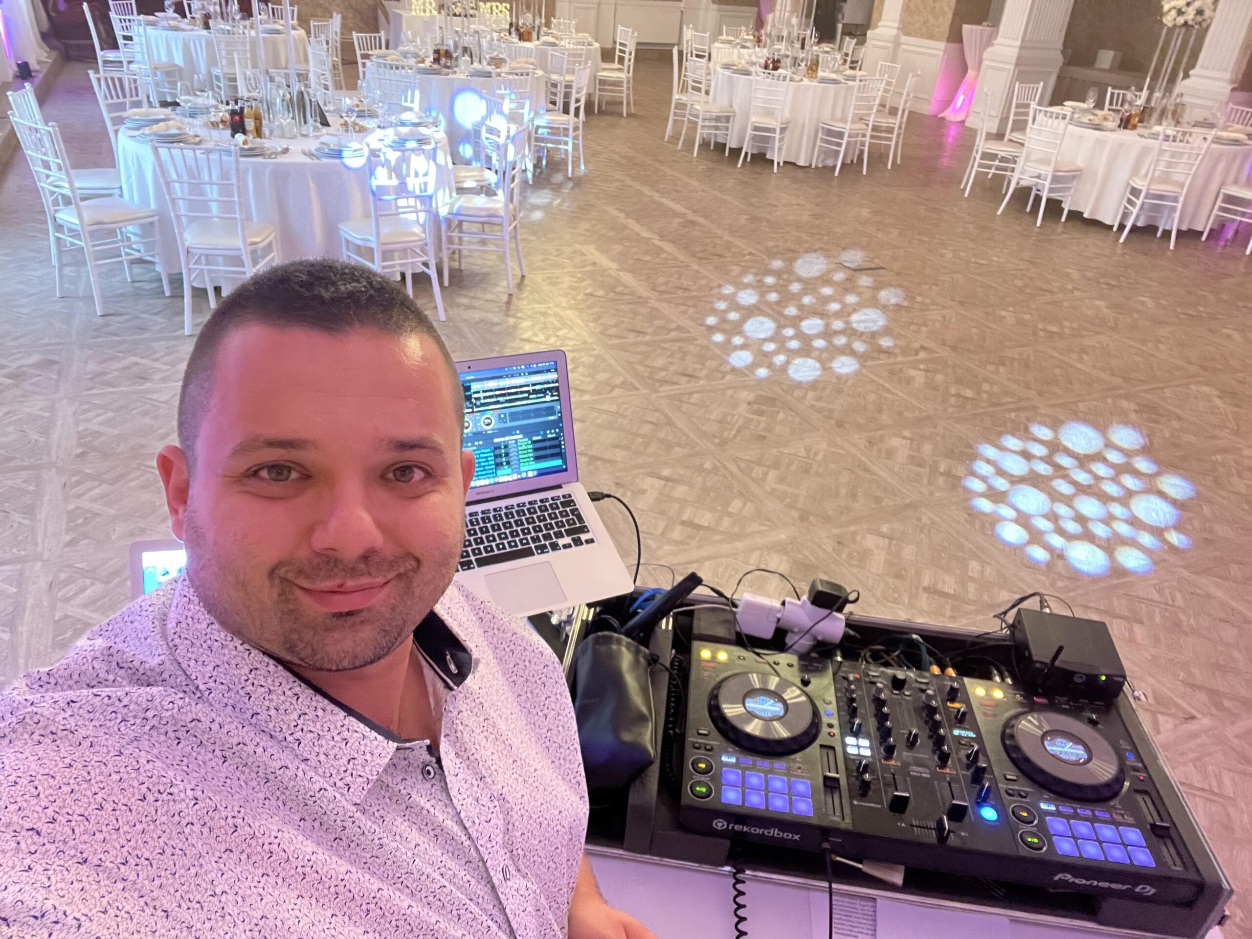 DJ Atis a pult mögött