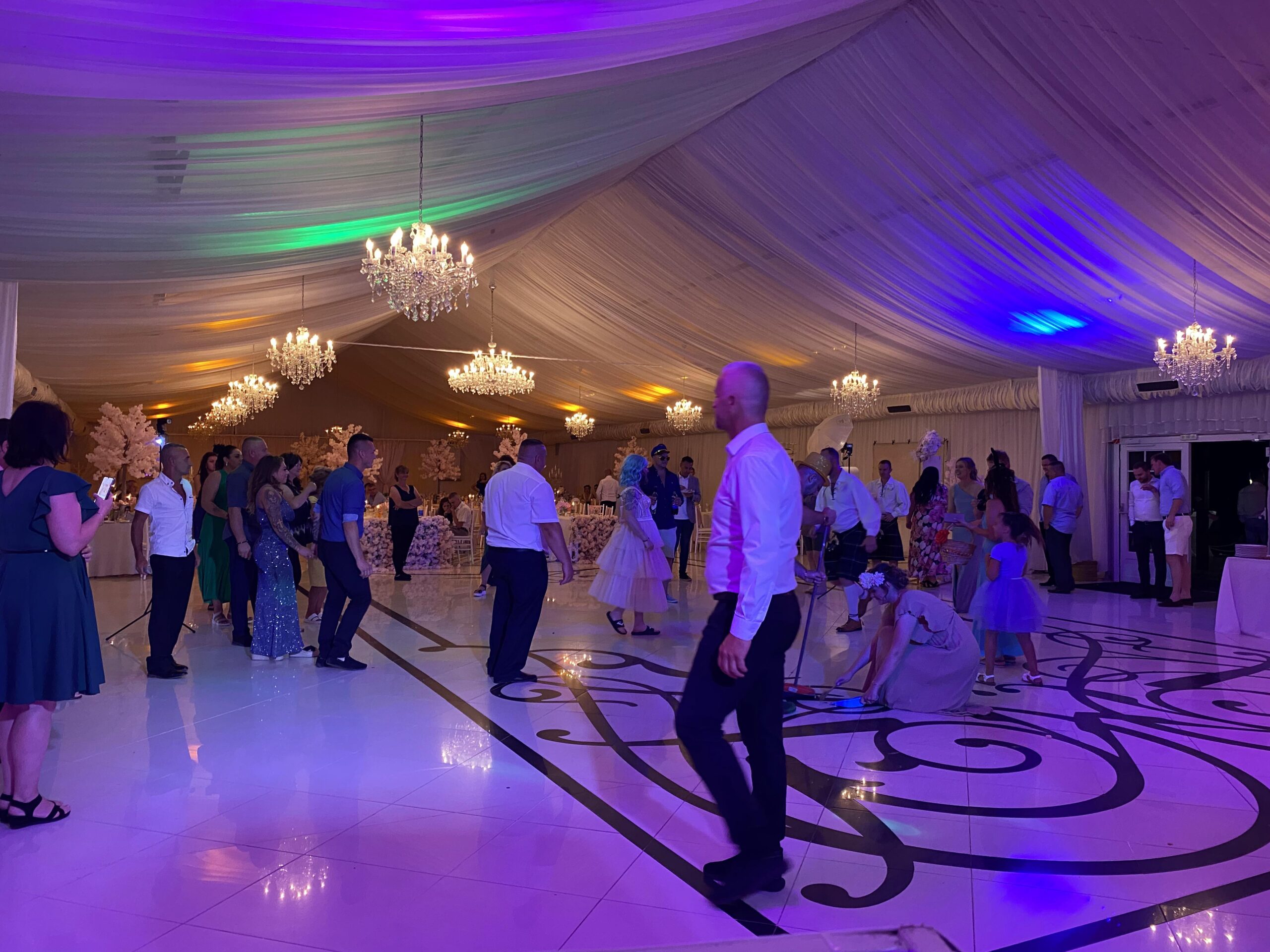 Esküvői buli csillárral